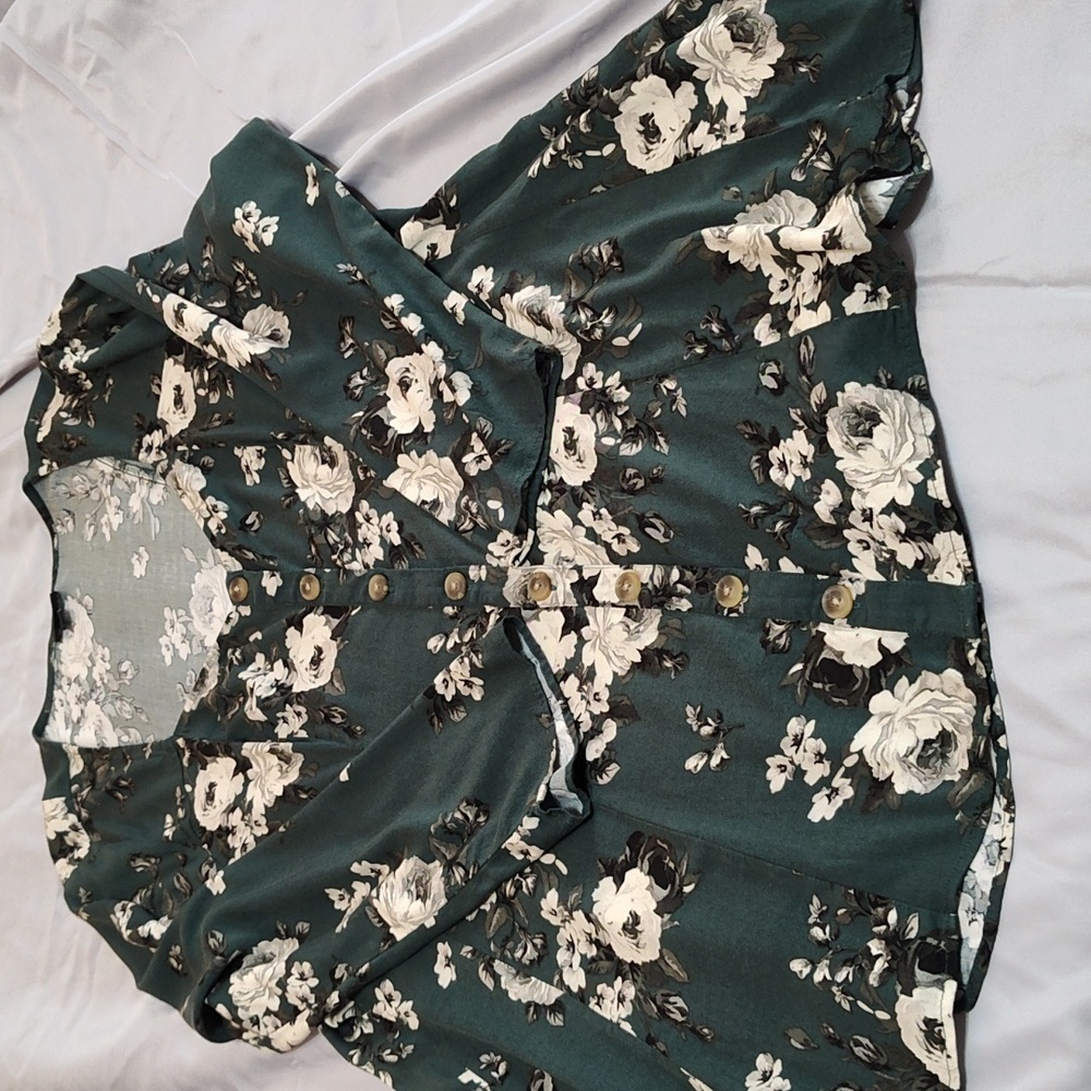Torrid Blouse Size 3 Green Floral Sweetheart Neckline